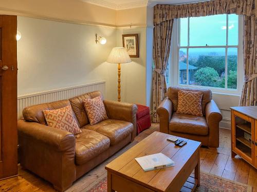 Posezení v ubytování Sheen Cottage