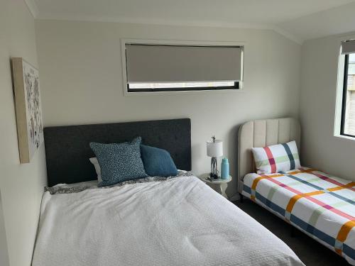 a bedroom with a bed and a window at The Keenans in Whitianga