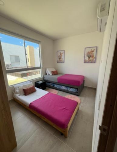 deux lits dans une chambre avec une fenêtre dans l'établissement Paraíso con piscina privada y jacuzzi - Peñaliza, à Ricaurte