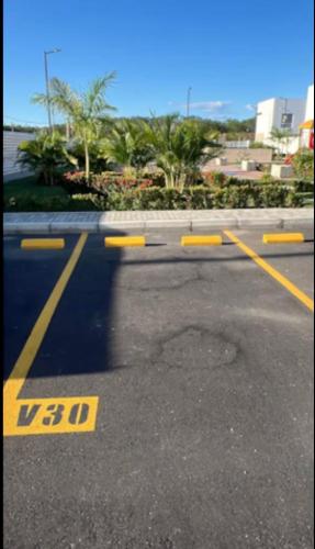 un parking avec des lignes jaunes dans un parking dans l'établissement Paraíso con piscina privada y jacuzzi - Peñaliza, à Ricaurte