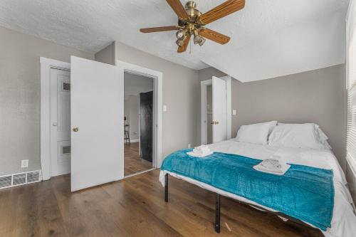 a bedroom with a bed and a ceiling fan at Luxe Mattresses Pet Friendly Free Prkng WiFi in Cleveland