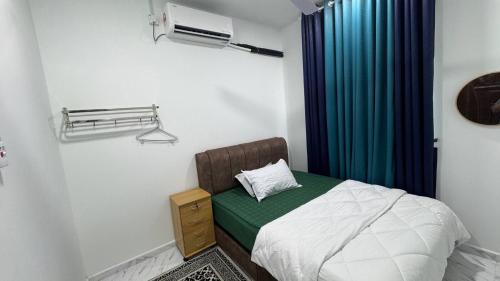 een kleine slaapkamer met een bed en airconditioning bij Mariamz Homestay near jetty Perhentian Island in Kampong Baru