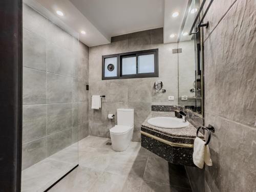 Bilik mandi di Luxurious Pyramdis & Nile View Appartement