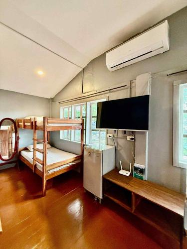 Una cama o camas en una habitación de Island Voyagers