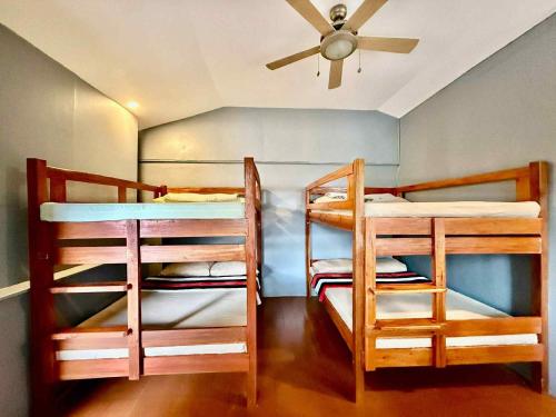 Una cama o camas en una habitación de Island Voyagers