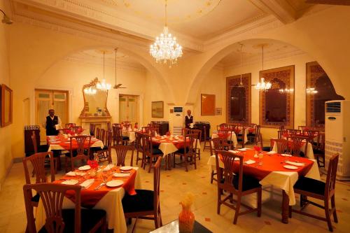 En restaurang eller annat matställe på The Lallgarh Palace - A Heritage Hotel