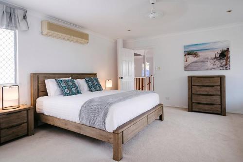 Katil atau katil-katil dalam bilik di Salty Dayz Retreat - Steps from Busselton Beach