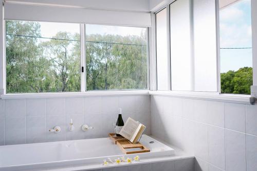 Bilik mandi di Salty Dayz Retreat - Steps from Busselton Beach