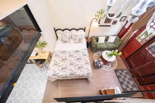 an overhead view of a room with two beds and a table at 柃居 B&B - Jing'an Temple Branch in Shanghai