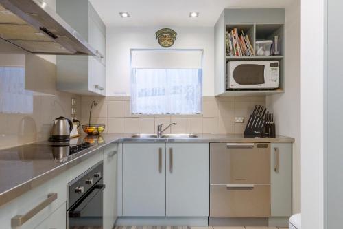 Η κουζίνα ή μικρή κουζίνα στο Relax in Style Central Taupo Apartment