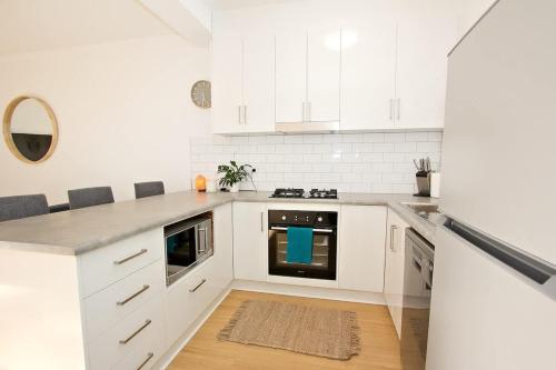 Η κουζίνα ή μικρή κουζίνα στο Beachfront self contained upstairs apartment