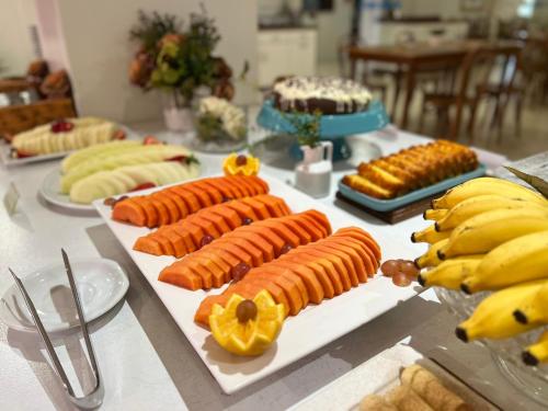 ein Tisch mit vielen verschiedenen Arten von Lebensmitteln in der Unterkunft Pousada Vila do Coral in Bombinhas