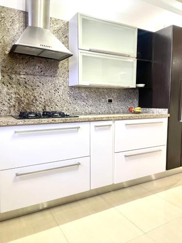 Dapur atau dapur kecil di Unwind at Montemar Villas