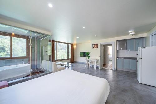 Fotografie z fotogalerie ubytování Gapyeong Defauze Pool Villa Spa Pension v destinaci Mŏk-kol