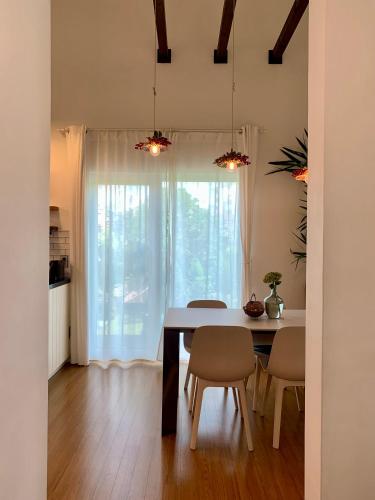 a kitchen and dining room with a table and chairs at 함덕리준하네 in Jeju