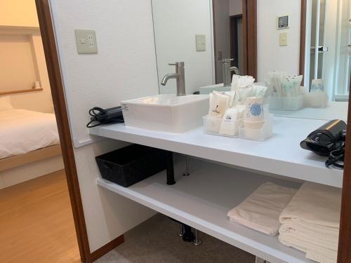福岡市にあるグランドキャニオンの洗面台と鏡のあるバスルーム
