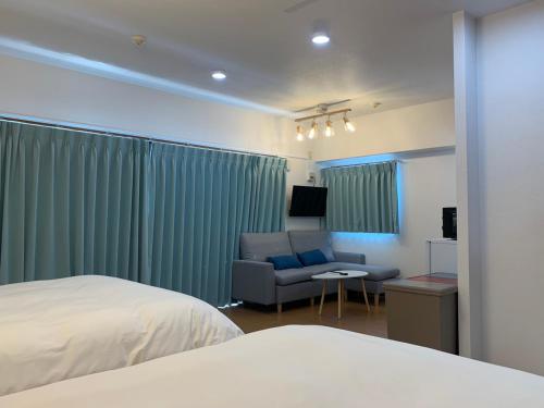 福岡市にあるグランドキャニオンのベッドと椅子とソファのある寝室