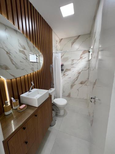 サン・フランシスコ・ド・スルにあるErvino Sunsetの洗面台とトイレ付きのバスルーム