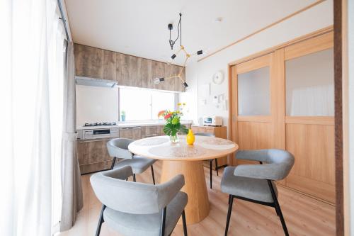 a kitchen with a table and chairs in a room at Happiness Ohama一軒家東名静岡インター五分 in Shizuoka