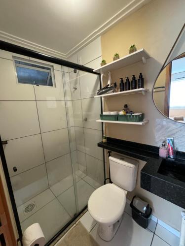ein Badezimmer mit Toilette und Dusche in der Unterkunft Novo, decorado e perto de tudo in Ananindeua