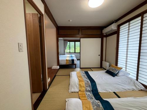 a room with a bed in a room with a window at 紅富士苑 in Yamanakako