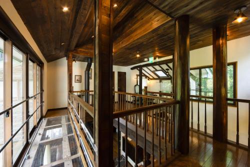 a large room with wooden beams and windows at 悠流里 Inn YURURI 温泉露天風呂付き in Nasu