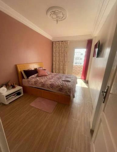 a bedroom with a bed and a window at Appartement rénové Agadir in Agadir