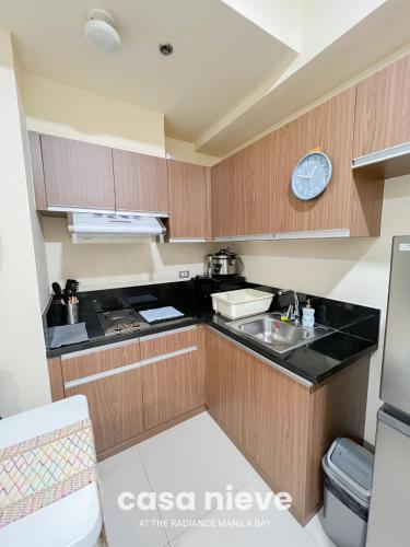 Una cocina o cocineta en Casa Nieve Manila Bay Pet Friendly 1BR with Netflix and Pool View