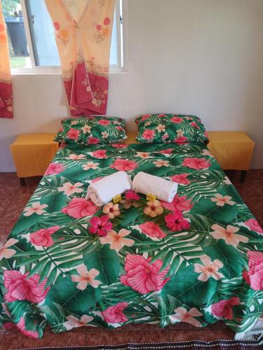 Llit o llits en una habitació de Moemoe Location