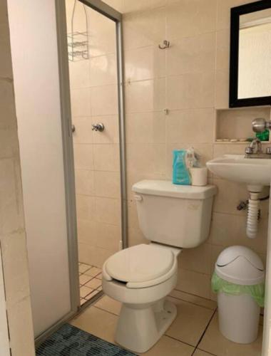 a bathroom with a toilet and a sink at Agradable y amplio depa cerca del metropolitano in Guadalajara