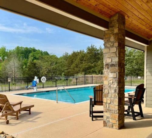 eine Terrasse mit einem Pool mit einem Holzdach in der Unterkunft Lake & Mountain Views every room in the house! in Dandridge