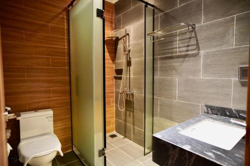 a bathroom with a shower and a toilet and a sink at Là Yên Villa - Đà Lạt in Ấp Ða Lợi