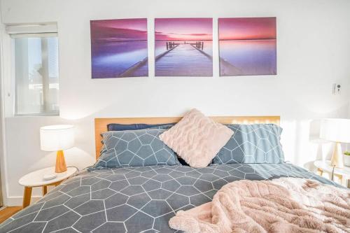 Postel nebo postele na pokoji v ubytování Beach Stayz Semaphore Three Bedroom Apartment