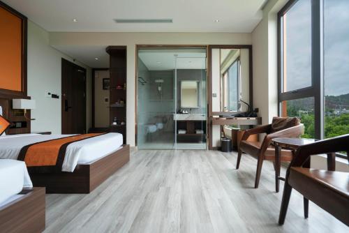 a hotel room with a bed and a bathroom at Ruby Hotel Van Don in Tài Xá