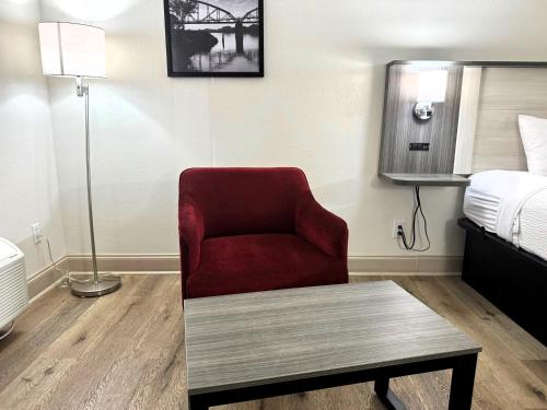 Una cama o camas en una habitación de Ramada by Wyndham Pelham