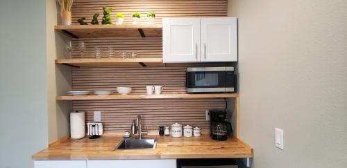 Charming studio in fabulous University Pinesにあるキッチンまたは簡易キッチン