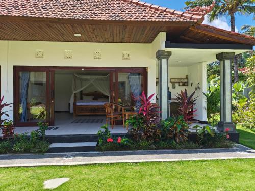 Taman di luar Mandala Home Villa
