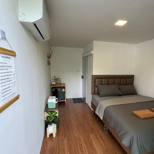 a bedroom with a bed and a tv in it at กางเขา แคมป์ปิ้ง in Ban Bung Mai