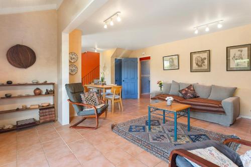 Posezení v ubytování The Potter's Cottage, Waiheke