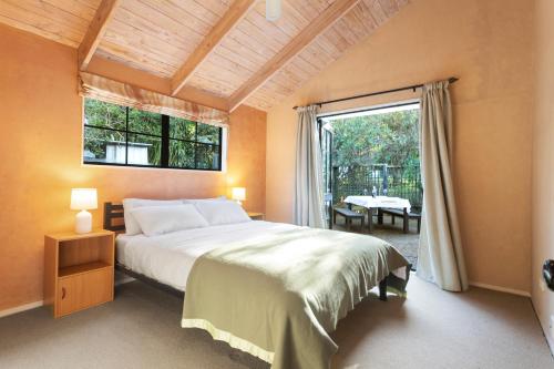 Postel nebo postele na pokoji v ubytování The Potter's Cottage, Waiheke