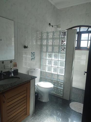 une salle de bain avec toilettes, lavabo et douche dans l'établissement Villa's Serena, à Bertioga