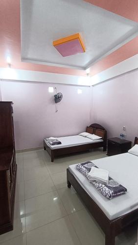 a room with two beds and a ceiling at Khách Sạn Hoàn Mỹ in Thôn Nhan Biều (1)