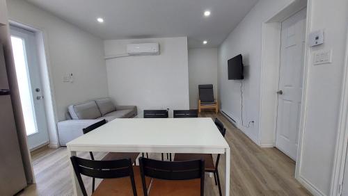 Televisyen dan/atau pusat hiburan di Spacious 2BR Apartment Furnished