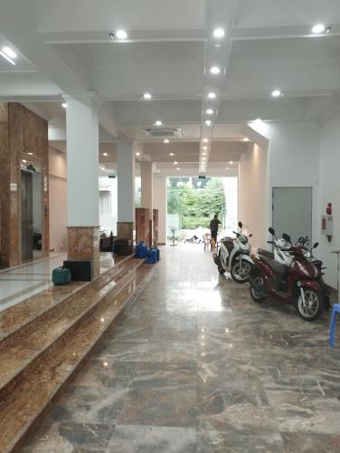 a group of motorcycles parked in a large room at 博越酒店 in An Khê