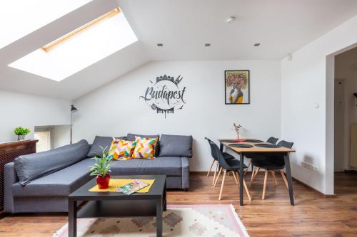 BR36 2-storey apt with balcony and AC