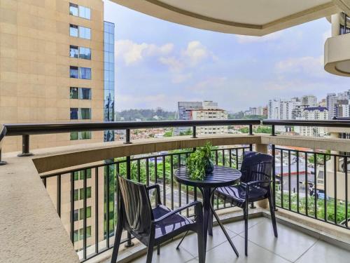 a balcony with a table and chairs and a view at Grand Mercure SP Itaim Bibi in São Paulo