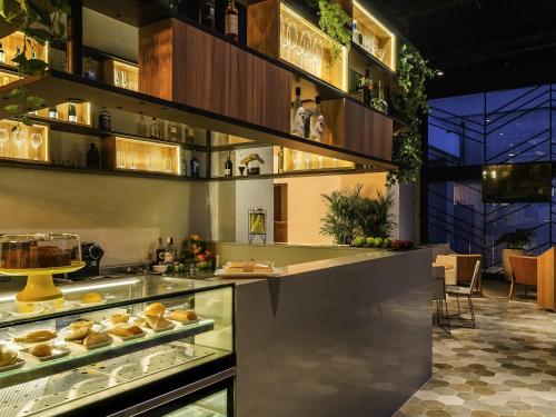 a bakery with a counter with pastries on display at Grand Mercure SP Itaim Bibi in São Paulo
