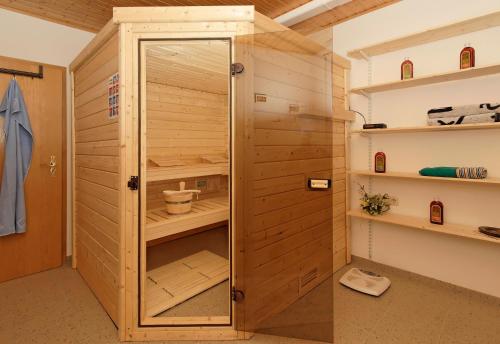 a sauna with a wooden wall at Pension Sonnleit´n - Urlaub mit Hund in Zwiesel