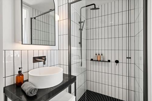 un bagno con lavandino e doccia di Designer Oasis - Hot Tub & Free Parking a Melbourne