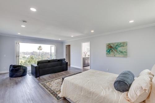 Postel nebo postele na pokoji v ubytování Enchanting 4-bedroom house with panoramic view in Pasadena